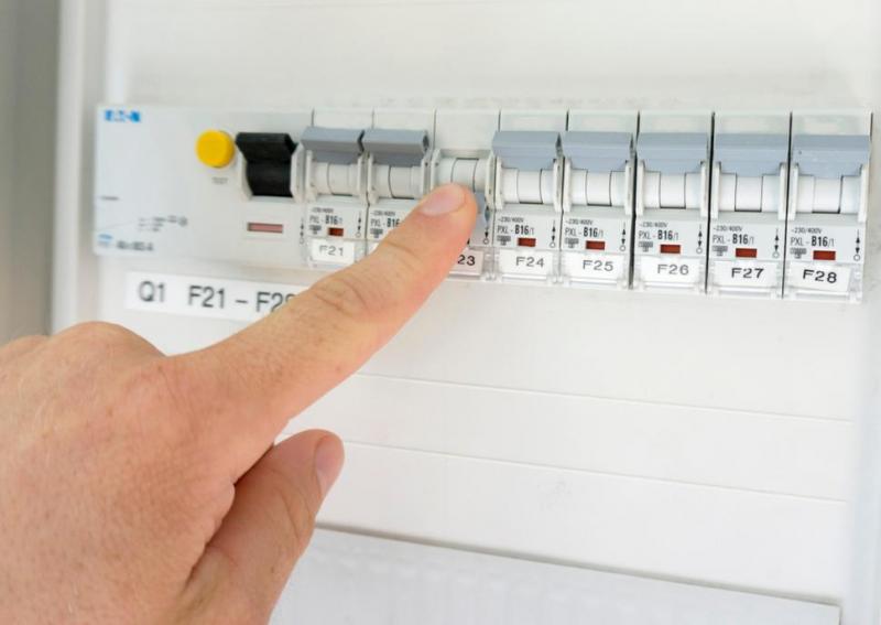 &Eacute;lectricien &agrave; Aigues-Mortes, quand faire appel &agrave; un pro ?