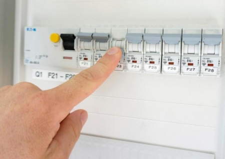 &Eacute;lectricien &agrave; Aigues-Mortes, quand faire appel &agrave; un pro ?